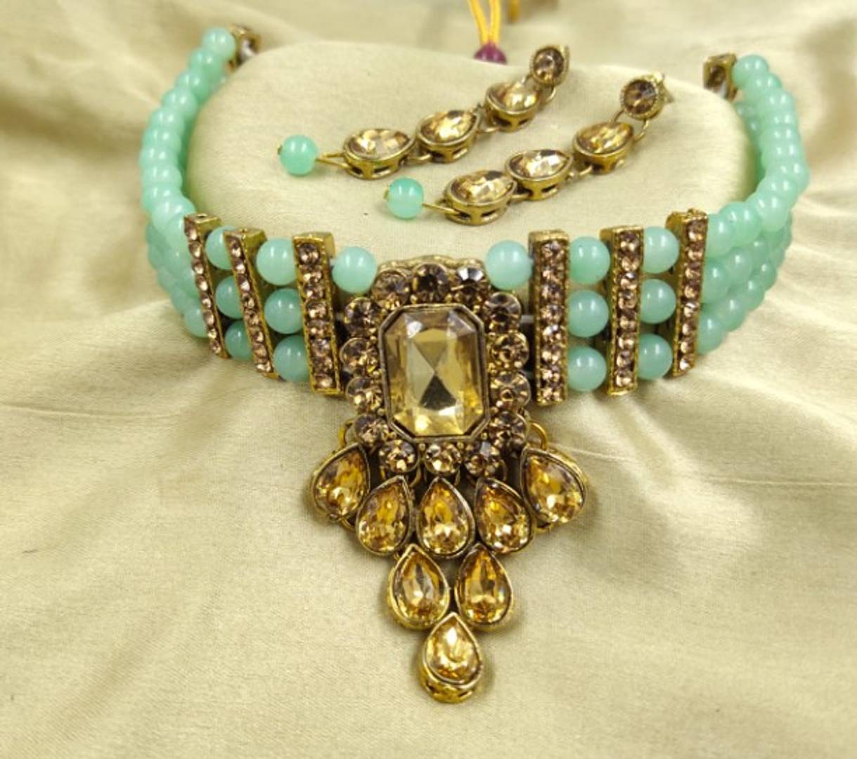 Stylish Looking Pearl Choker Necklace Set
