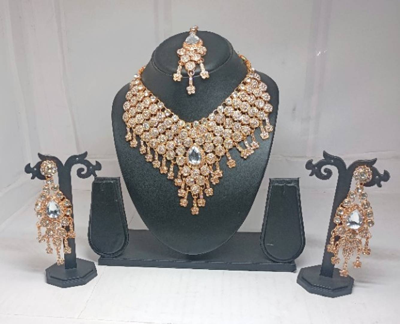 Delightful Gold Plated and Diamond Studded Wedding Jewellery Set Nacklace, Earring and Maang Tikka